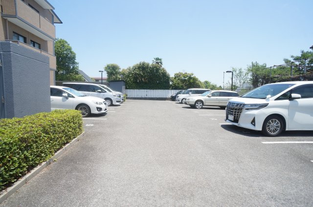 メゾンフォーユーの駐車場
