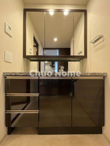 プラウド清澄白河リバーサイドの独立洗面台|【洗面化粧台】洗面化粧台には三面鏡を採用。身だしなみを整えやすい事はもちろんですが、鏡の後ろに収納スペースを設ける事により、散らかりやすい洗面スペースをすっきりさせる事が出来るのも嬉しいですね