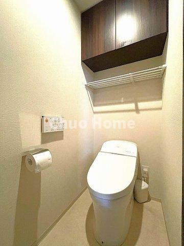 プラウド清澄白河リバーサイドのトイレ|【トイレ】 収納スペースをしっかりと確保した温水洗浄便座機能付きトイレ。温水洗浄便座は清潔にお使いいただくための大切なアイテムです。