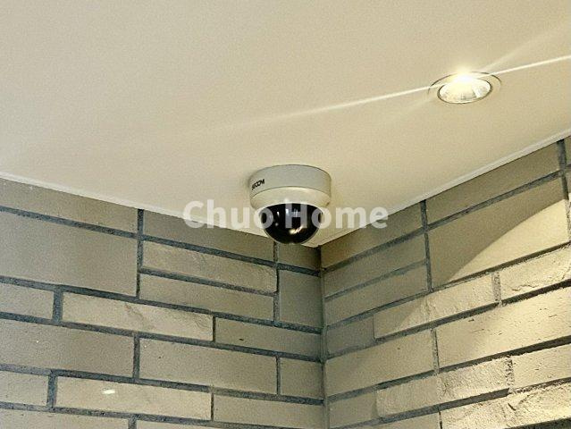 プラウド清澄白河リバーサイドの防犯設備|【防犯カメラ】何かあった時の大事な証拠になることももちろんなりますが、防犯というくらいですので大事なのは防犯カメラがあることによって抑止力につながることですよね。