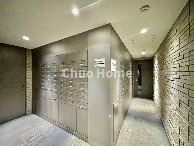 プラウド清澄白河リバーサイドの設備|【宅配ボックス】在宅時・不在時に関わらず、居住者の代わりに非対面で宅配物を受け取ってくれる便利な設備です。わかりやすくご説明致しますので見学時にはお部屋だけではなく共用部分もぜひチェックしてください。