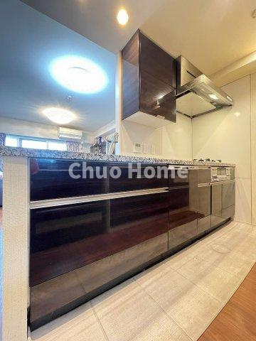 プラウド清澄白河リバーサイドのキッチン|【システムキッチン】ワイドで収納豊富な使い勝手の良いカウンターキッチンには、食洗器・伸縮タイプのキッチン水栓、三ツ口コンロ・魚焼きグリルなどの便利な設備が標準完備されています。