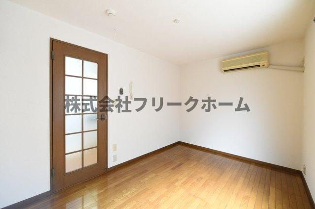 小金井市東町４丁目のアパートの居間・リビング