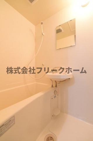 小金井市東町４丁目のアパートの浴室