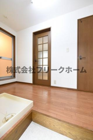 小金井市東町４丁目のアパートの玄関