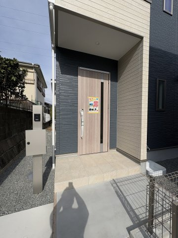 【玄関】 | 福岡市早良区次郎丸4丁目1期　3号棟（全3棟）【仲介手数料無料・0円】 | 施工例。施工例は完成時と異なる場合があります。