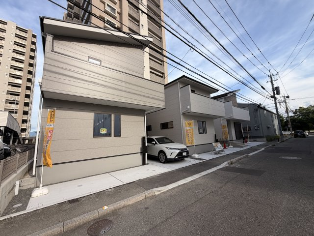 福岡市東区原田３期　１号棟の前面道路含む現地写真
