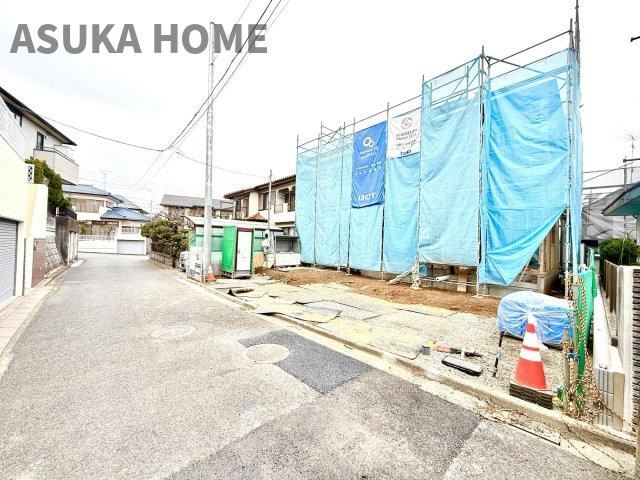旭区善部町戸建ての前面道路含む現地写真|前面道路も広めなので、駐車もしやすそうですね♪