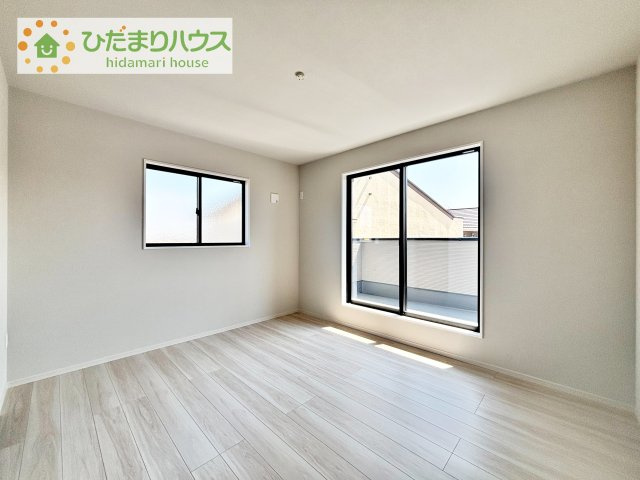 【寝室】 | 取手市本郷2期　新築戸建　2号棟 | バルコニーに面していて、たっぷり光りの入る明るい主寝室です！