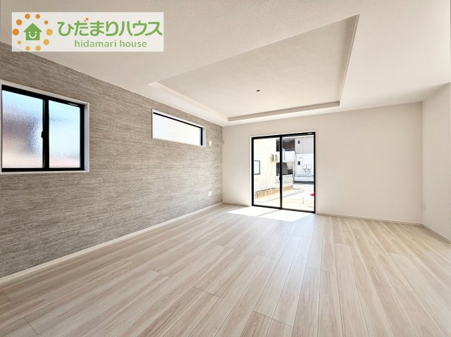 【居間・リビング】 | 取手市本郷2期　新築戸建　2号棟 | リビングの大きな窓からは、暖かな日の光が降り注ぎます・・・