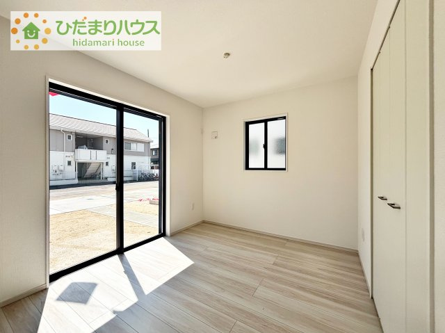 【洋室】 | 取手市本郷2期　新築戸建　2号棟 | お掃除しやすく、清潔感を保てるのでダニも発生しにくいフローリング♪