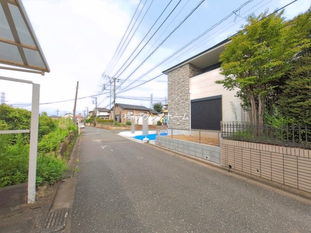 入間市宮寺・全1棟　新築一戸建　～LDK22.6帖～の前面道路含む現地写真