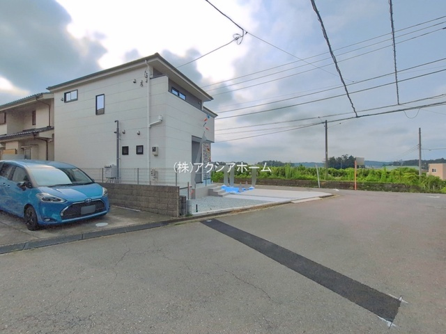 入間市宮寺・全1棟　新築一戸建　～LDK22.6帖～の前面道路含む現地写真