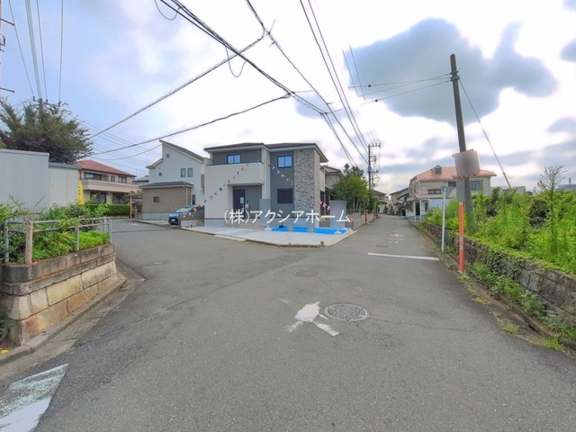 入間市宮寺・全1棟　新築一戸建　～LDK22.6帖～の前面道路含む現地写真