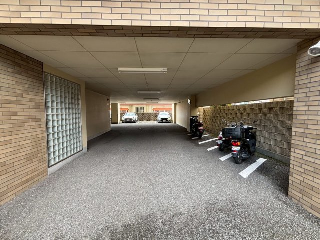 ジェネラスマンション城西の駐車場