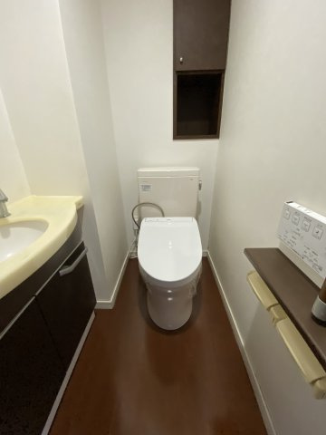 ジェネラスマンション城西のトイレ|手洗い場付きのウォシュレットトイレです。