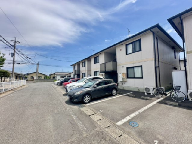 リビングタウン西浦　Ｂの駐車場|高崎、前橋のお部屋探しはエンドスケープまで！お客様の理想お聞かせ下さい♪