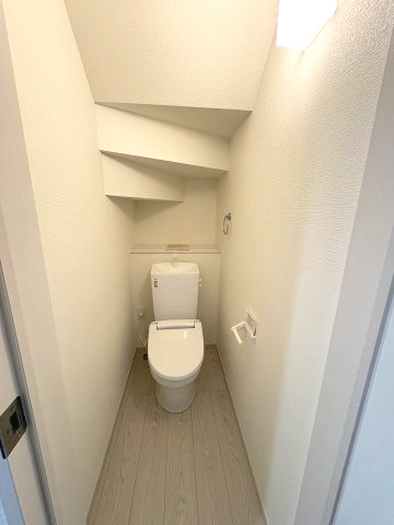 【内装】 | 福岡市早良区原1丁目1期　2号棟（全2棟）【仲介手数料無料・0円】 | 施工例。1階のトイレです。施工例は完成時と異なる場合があります。