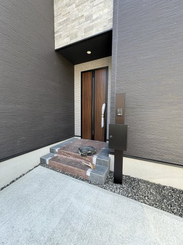 【玄関】 | 福岡市早良区原1丁目1期　2号棟（全2棟）【仲介手数料無料・0円】 | 施工例。施工例は完成時と異なる場合があります。
