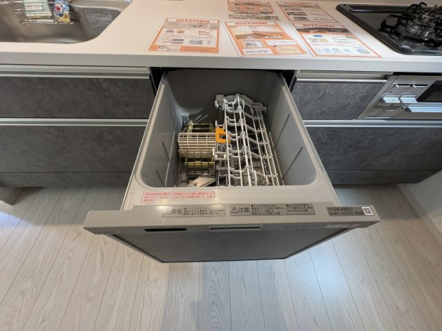 【キッチン】 | 福岡市早良区原1丁目1期　2号棟（全2棟）【仲介手数料無料・0円】 | 施工例。施工例は完成時と異なる場合があります。