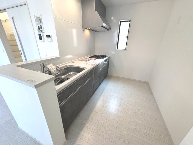 【キッチン】 | 福岡市早良区原1丁目1期　2号棟（全2棟）【仲介手数料無料・0円】 | 施工例。施工例は完成時と異なる場合があります。