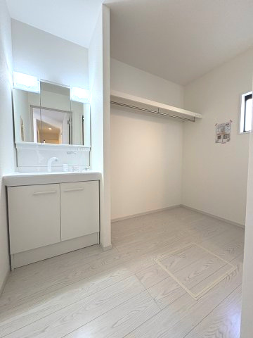 【洗面所】 | 福岡市早良区原1丁目1期　2号棟（全2棟）【仲介手数料無料・0円】 | 施工例。施工例は完成時と異なる場合があります。