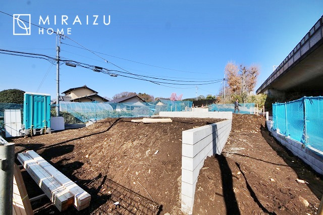 【外観】 | 青く澄み渡った綺麗な空と、陽の光をたっぷりと受ける、そんな新築住宅で新生活をスタートしてみませんか？見学・ご相談等、ミライズホーム(株)までお気軽にご連絡下さい♪