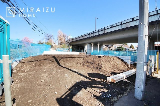【外観】 | 青く澄み渡った綺麗な空と、陽の光をたっぷりと受ける、そんな新築住宅で新生活をスタートしてみませんか？見学・ご相談等、ミライズホーム(株)までお気軽にご連絡下さい。