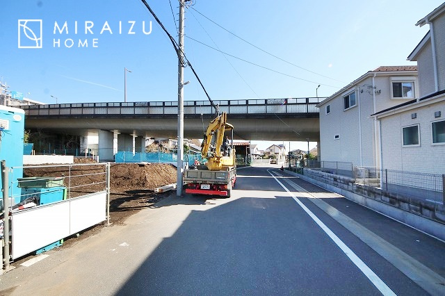 【外観】 | 青く澄み渡った綺麗な空と、陽の光をたっぷりと受ける、そんな新築住宅で新生活をスタートしてみませんか？見学・ご相談等、ミライズホーム(株)までお気軽にご連絡下さい♪
