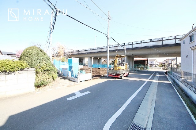 【前面道路含む現地写真】 | プライバシー性と開放感を高める住環境。陽当たりの良い開かれたロケーションを活かし、心地よい暮らしをプランニング