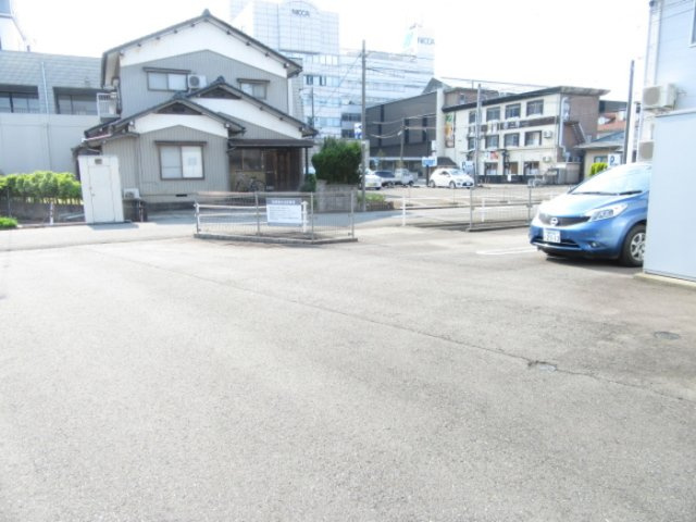 カーサ コロナーレの駐車場
