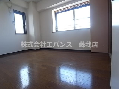 【居間・リビング】 | ノーブルナガシマ | ゆったり過ごせるリビングです