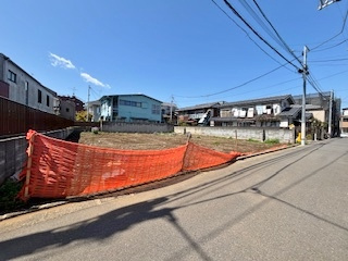 練馬区桜台1丁目 全3区画 1号地の前面道路含む現地写真|更地になります
是非、現地にて土地のボリュームや陽当たり周辺環境などご確認ください♪
建築条件ございません、お好きなプランで建築できます