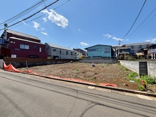 練馬区桜台1丁目 全3区画 1号地の前面道路含む現地写真|更地になります
是非、現地にて土地のボリュームや陽当たり周辺環境などご確認ください♪
建築条件ございません、お好きなプランで建築できます