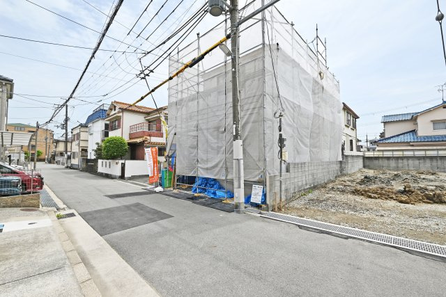 テラシエ東園田町3丁目新築一戸建て│4LDK+駐車駐輪の前面道路含む現地写真|前面道路は北側に約4.9ｍ幅です。