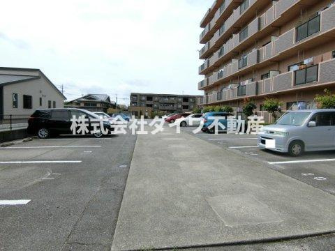 ラフィーネＫの駐車場