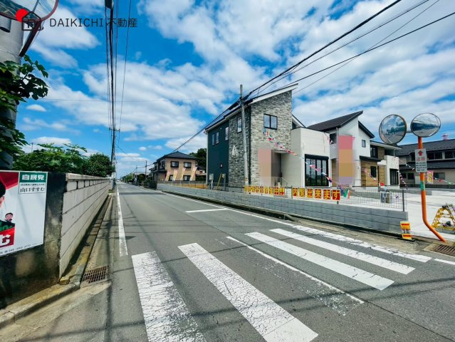 【前面道路含む現地写真】 | 鶴ヶ島市上新田1期　GRACE・TERRACE　新築戸建　全3棟　1号棟