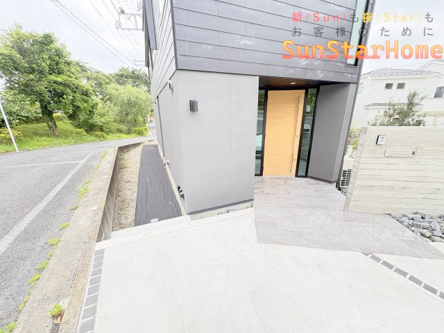 【サンスターホーム】羽村市羽加美3丁目　デザイナーズ新築戸建のエントランス