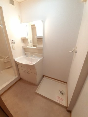 ベルフィオーレＢの洗面所|ゆったりとスペースのある洗面所