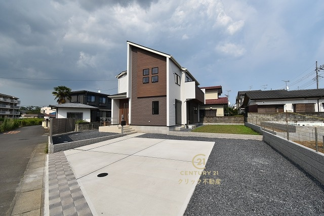 ブルーミングガーデン  水戸市見川町　4期　限定1棟！の駐車場|新築戸建てを購入する際、庭付き、駐車場付きは大変魅力的です。十分な駐車スペースがあれば、ご家族様それぞれが車をご所有の場合や来客の際も安心です。