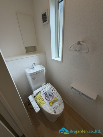 秦野市堀西第24　新築戸建　全2棟2号棟のトイレ