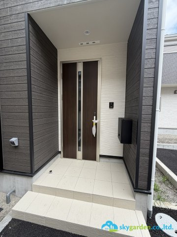 秦野市堀西第24　新築戸建　全2棟2号棟の玄関