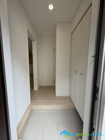 秦野市堀西第24　新築戸建　全2棟2号棟の玄関