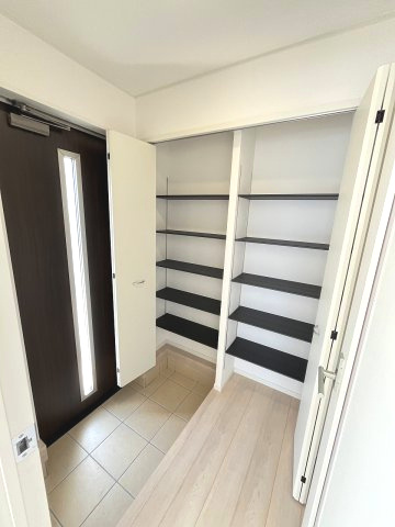 【内装】 | 福岡市東区舞松原3丁目第3　1号棟（全1棟）【仲介手数料無料・0円】 | 施工例。リビングです。施工例は完成時と異なる場合があります。