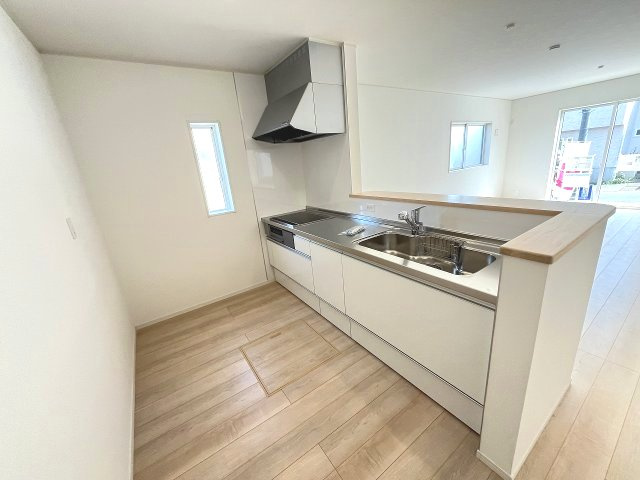 【キッチン】 | 福岡市東区舞松原3丁目第3　1号棟（全1棟）【仲介手数料無料・0円】 | 施工例。施工例は完成時と異なる場合があります。