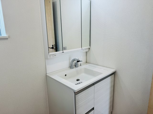 八王子市　川口町　新築一戸建て　２４ー６期の独立洗面台|～３面鏡付きの独立洗面台　細々している物をスッキリ収納出来ます～