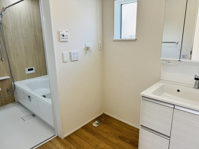 八王子市　川口町　新築一戸建て　２４ー６期の脱衣所|～窓付きで明るい洗面所　換気もしやすいです～
