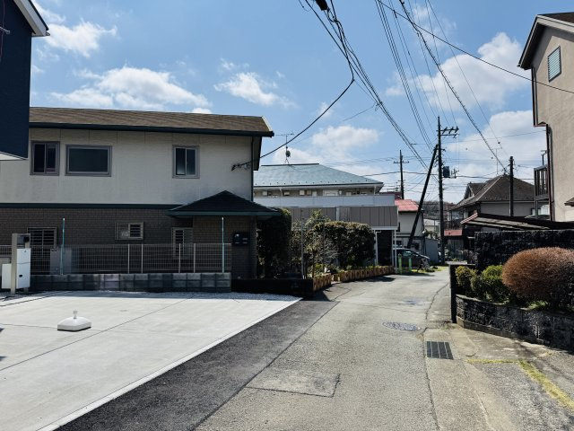 八王子市　川口町　新築一戸建て　２４ー６期の前面道路含む現地写真|～西側2.7ｍ道路に面しています～