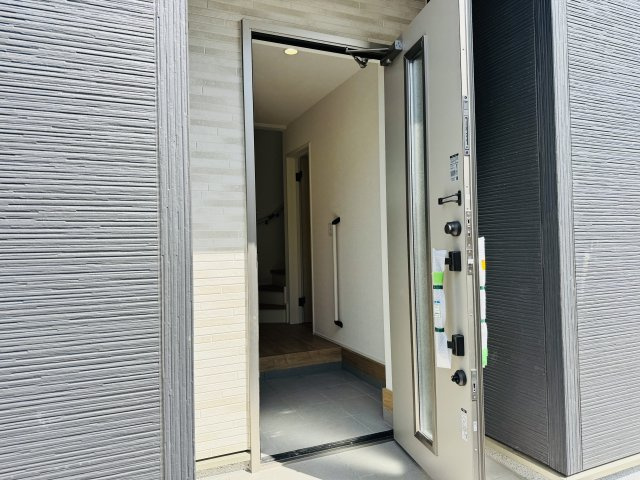 八王子市　川口町　新築一戸建て　２４ー６期の玄関|～玄関は安心のWロックキーを採用～