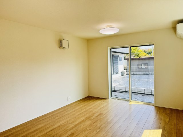 八王子市　川口町　新築一戸建て　２４ー６期の居間・リビング|～15.7帖の明るいLDKで、家族団欒の時間をお過ごしいただけます～